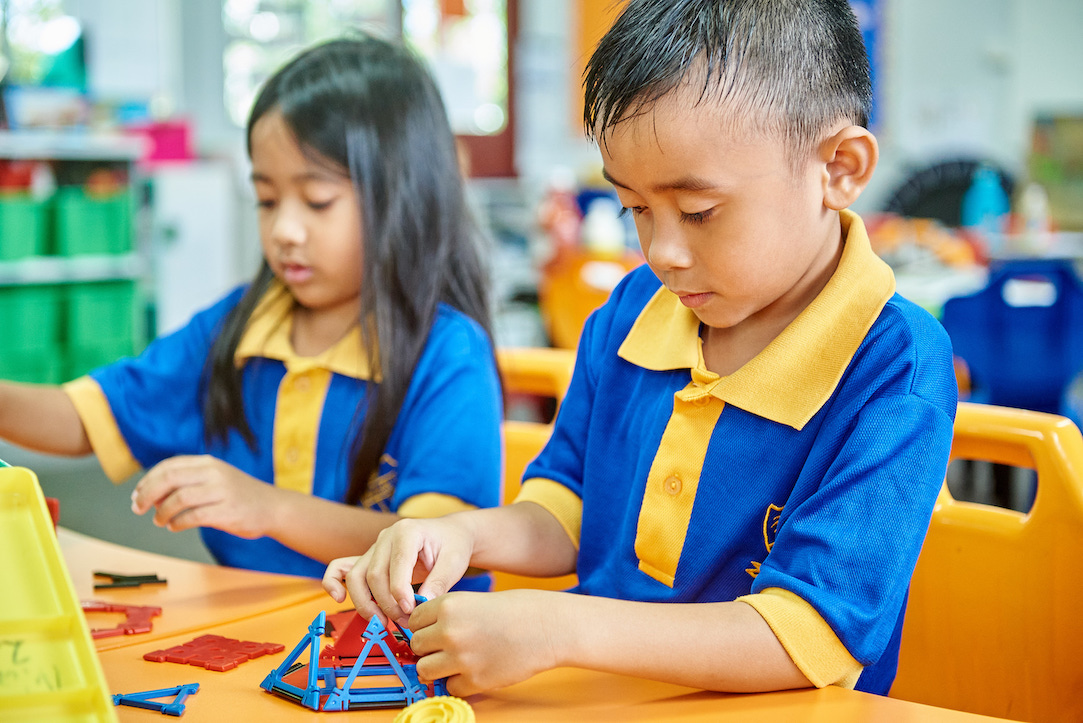 children-building-in-classroom Children building in the classroom.